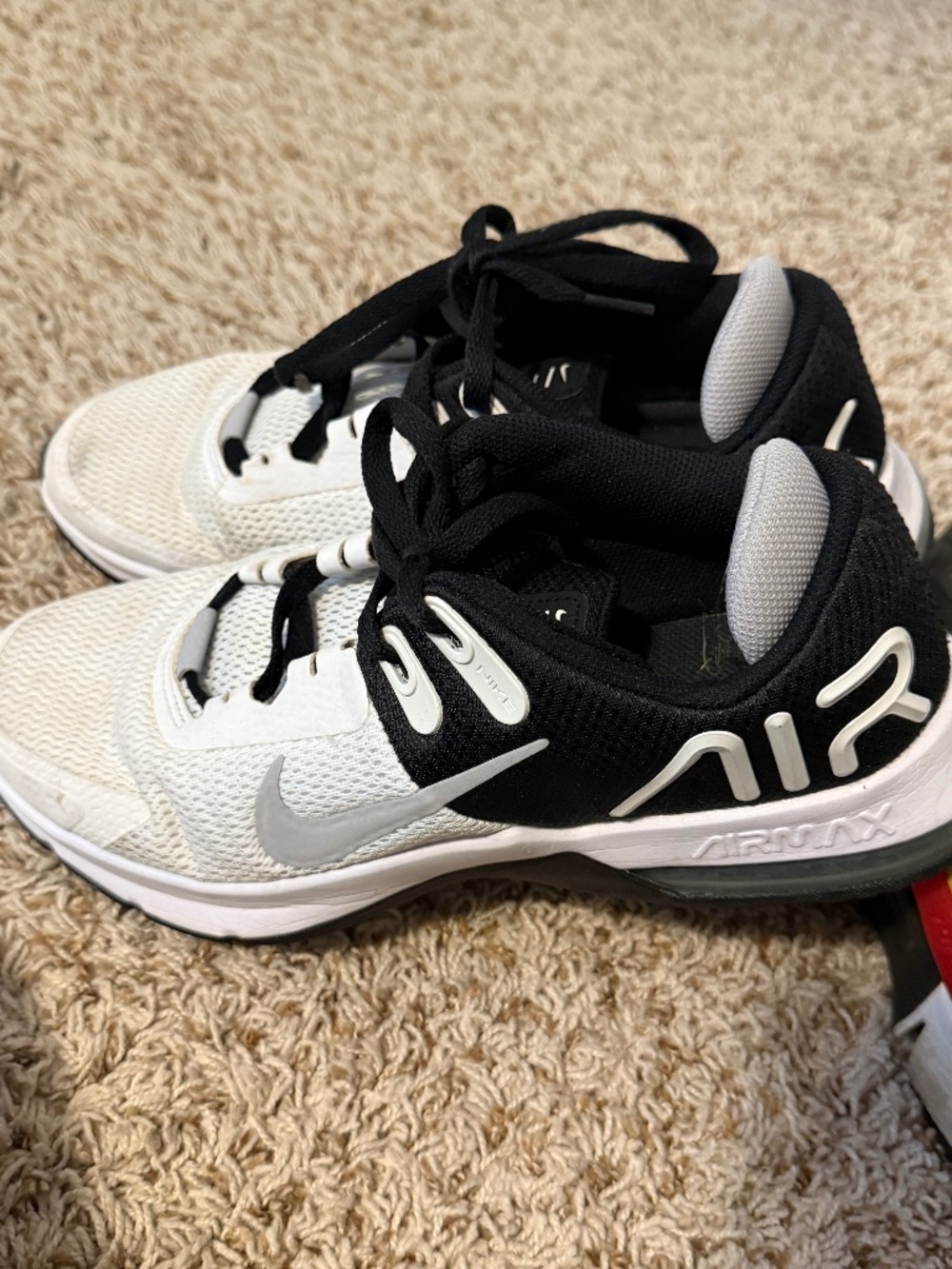Tennis shoes
